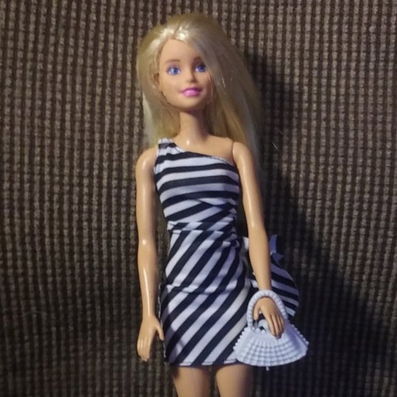 Barbie doll with purse, Dalmatian puppy, food bowl and pet bed - Picture 2 of 3